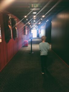 korytarz w kinie